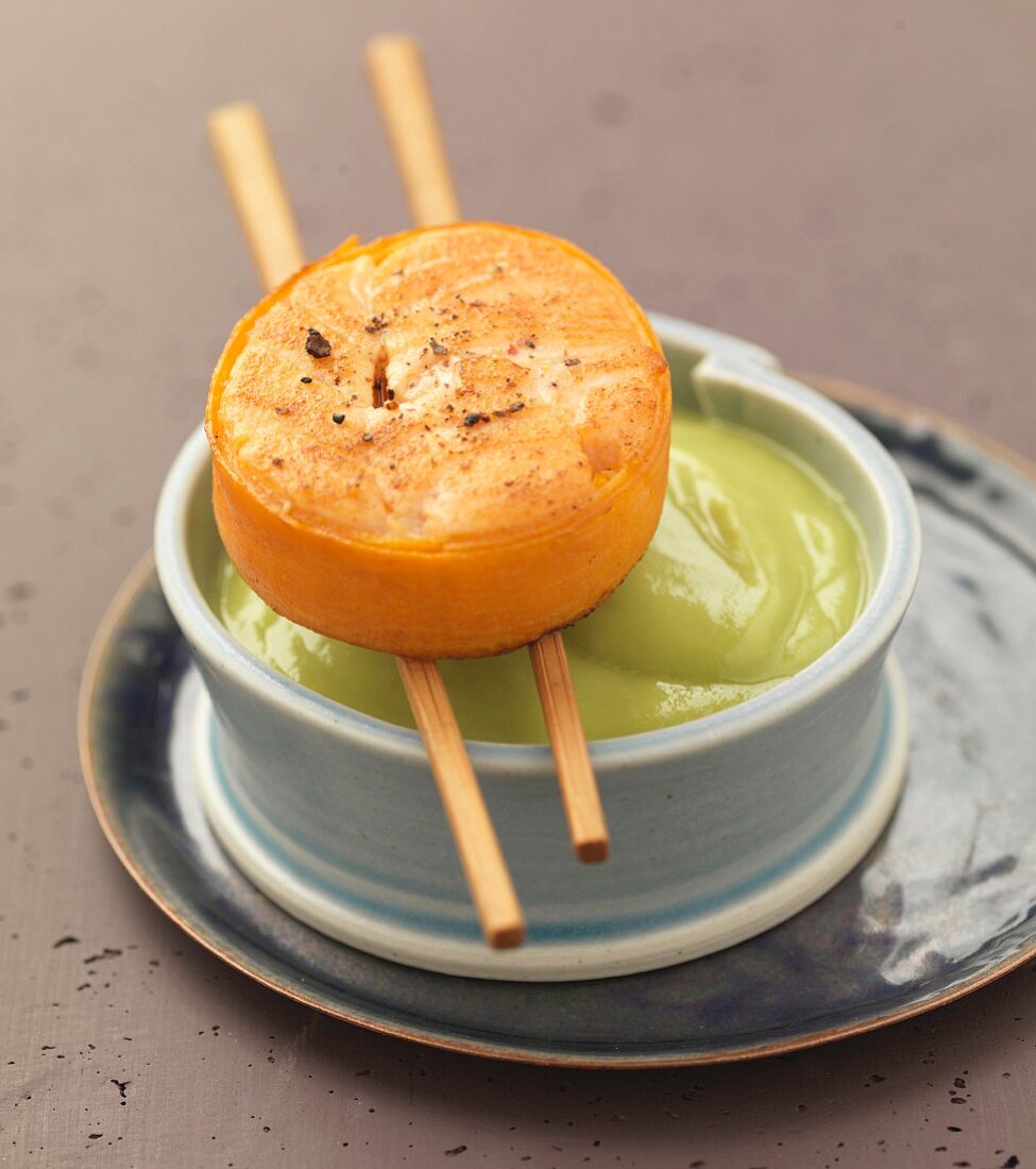 Lachs-Möhren-Maki mit Avocadocreme