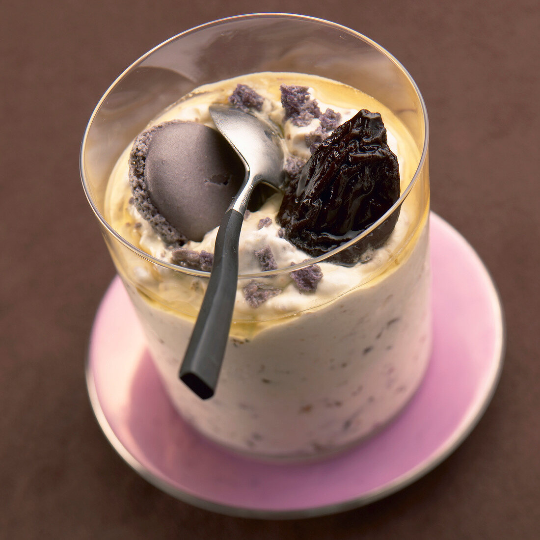 Prune and macaroon cream dessert