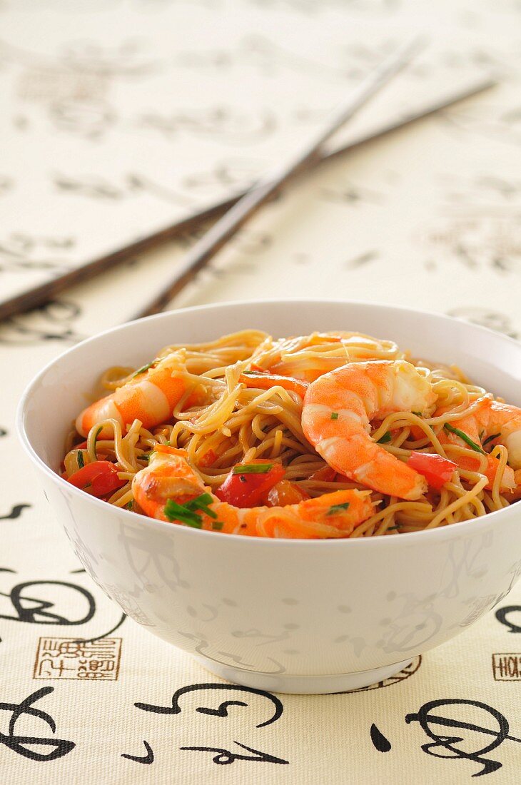 Nudeln mit Shrimps aus dem Wok