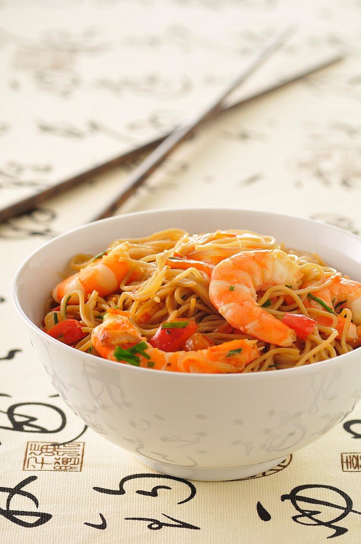 Sauteed noodles and shrimps