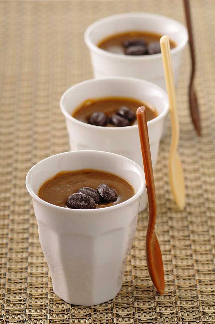 Kaffeecreme mit Schoko-Kaffeebohnen