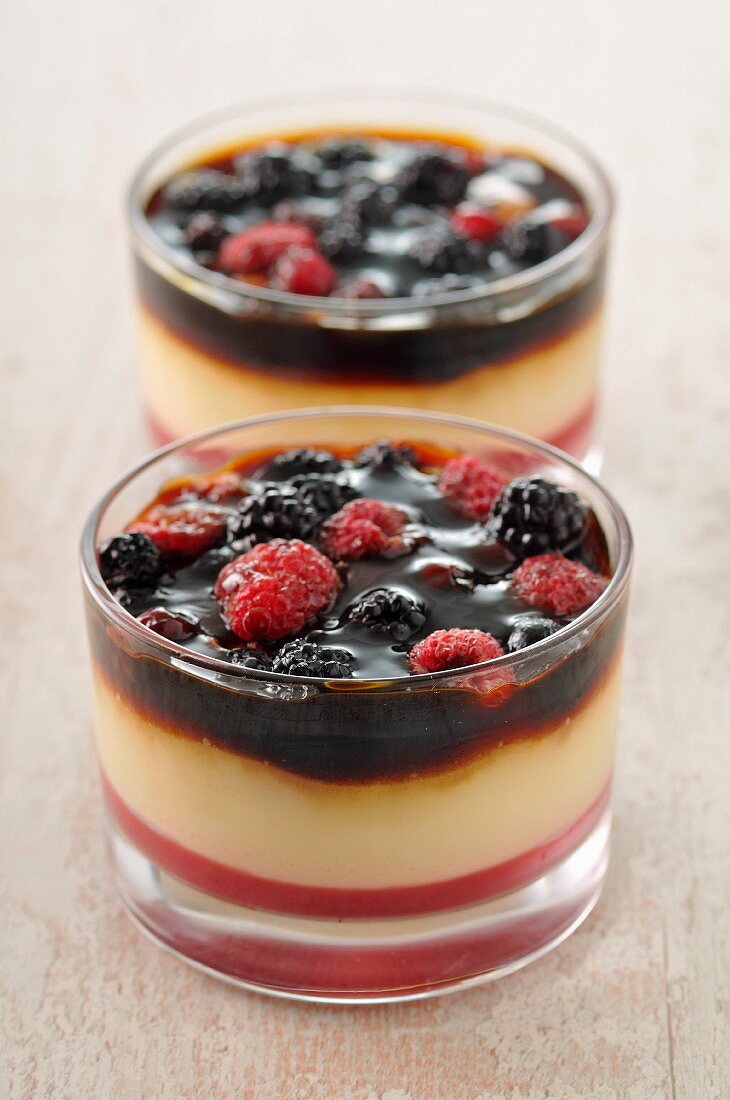 Crème brûlée-Schichtdessert mit Sommerbeeren