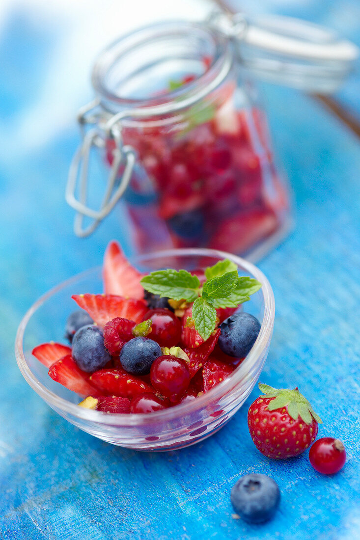 Beeren in Schale auf türkisem Untergrund