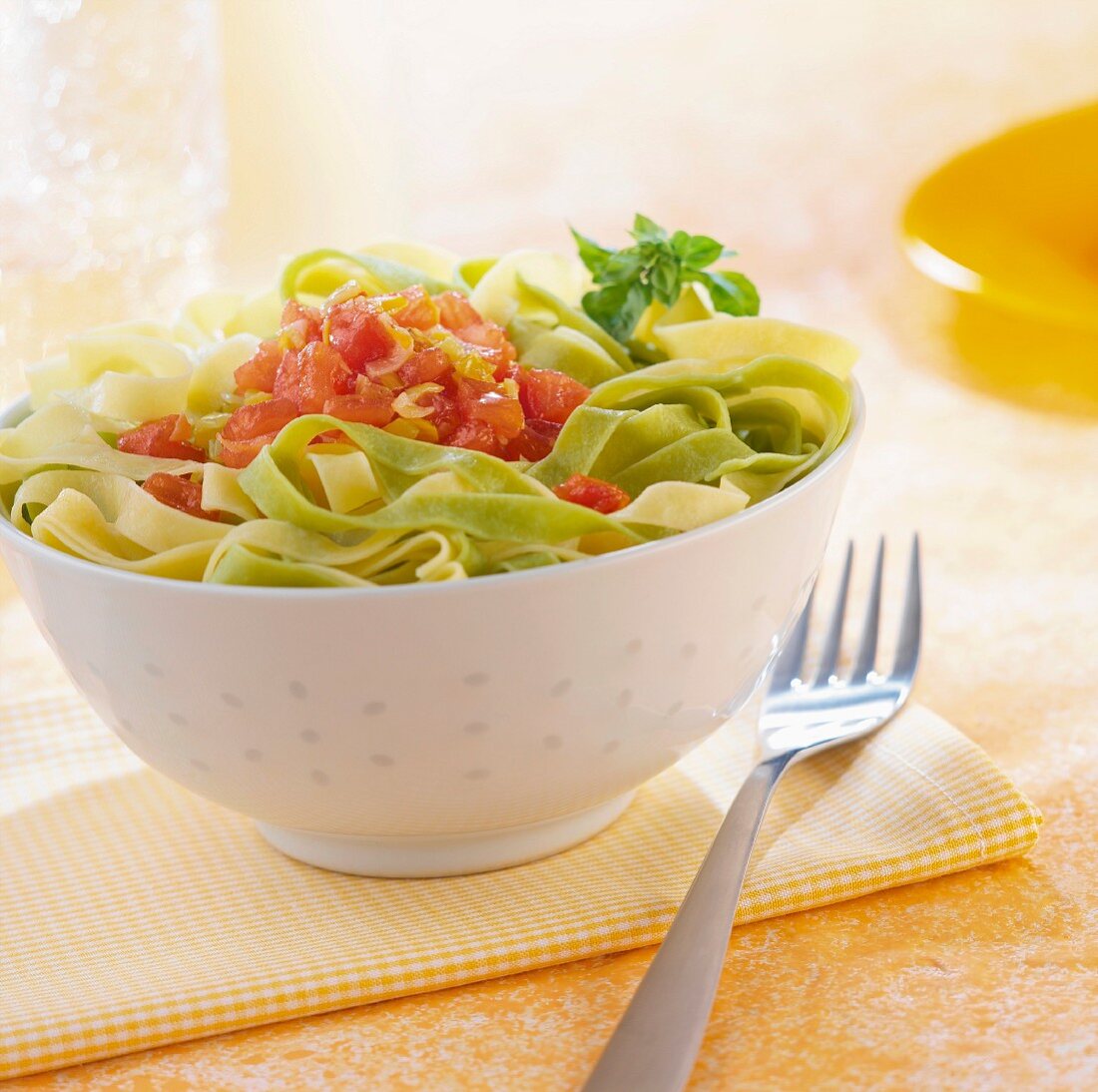 Tagliatelle mit Lauch und Tomatensauce