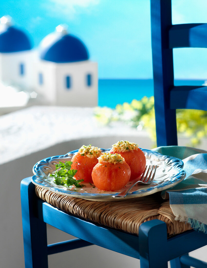 Gefüllte Tomaten auf griechischer Terrasse