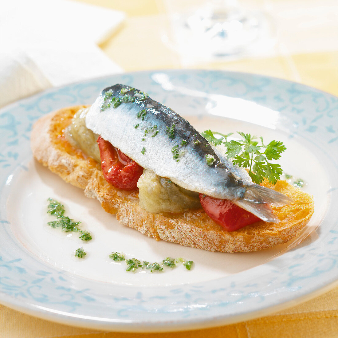 Crostino mit Sardine, Tomate und Aubergine