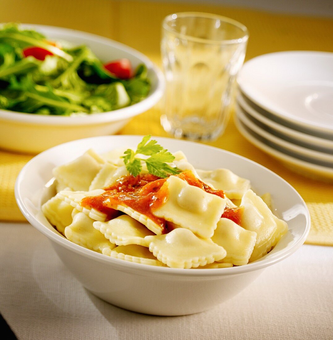 Ravioli mit Tomatensauce