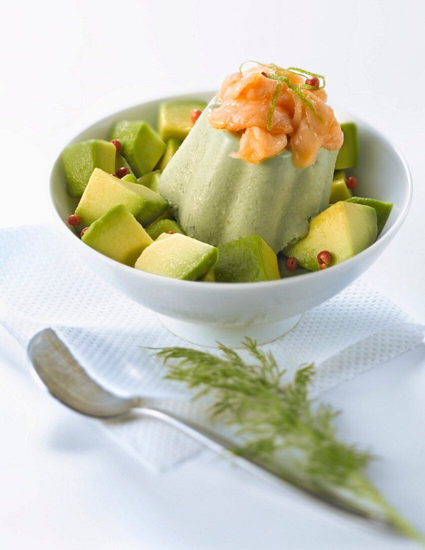 Panna Cotta mit Avocado, Kräutern und Lachs-Ceviche