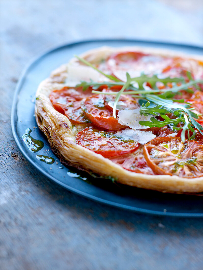 Tarte Tatin mit Tomaten, Rucola und Parmesan