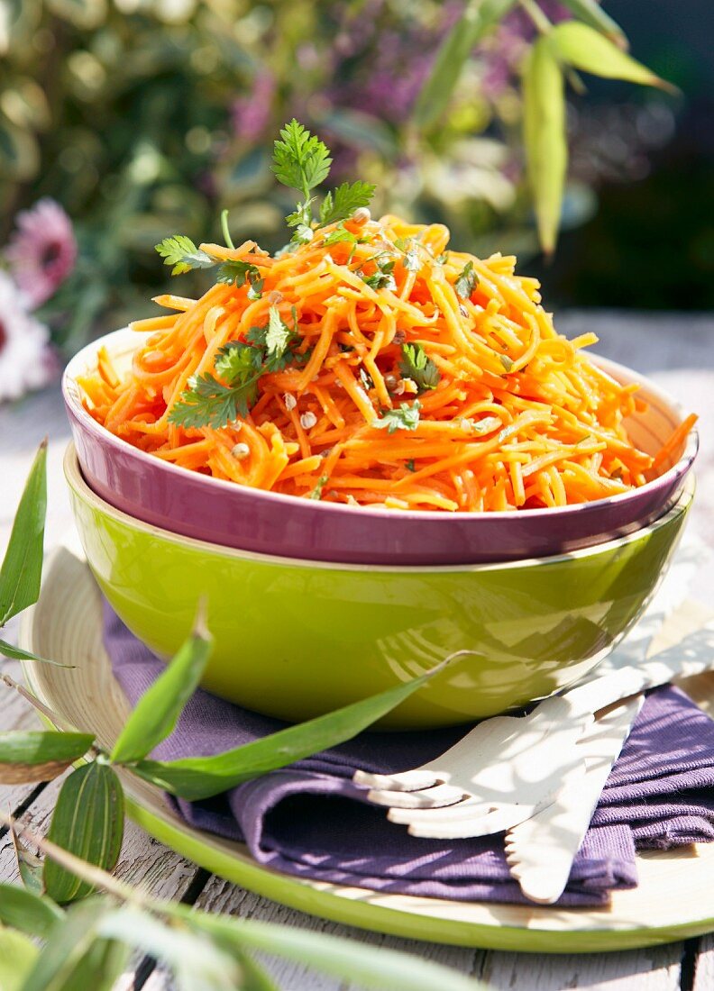 Salatschüssel mit geraspelten Karotten