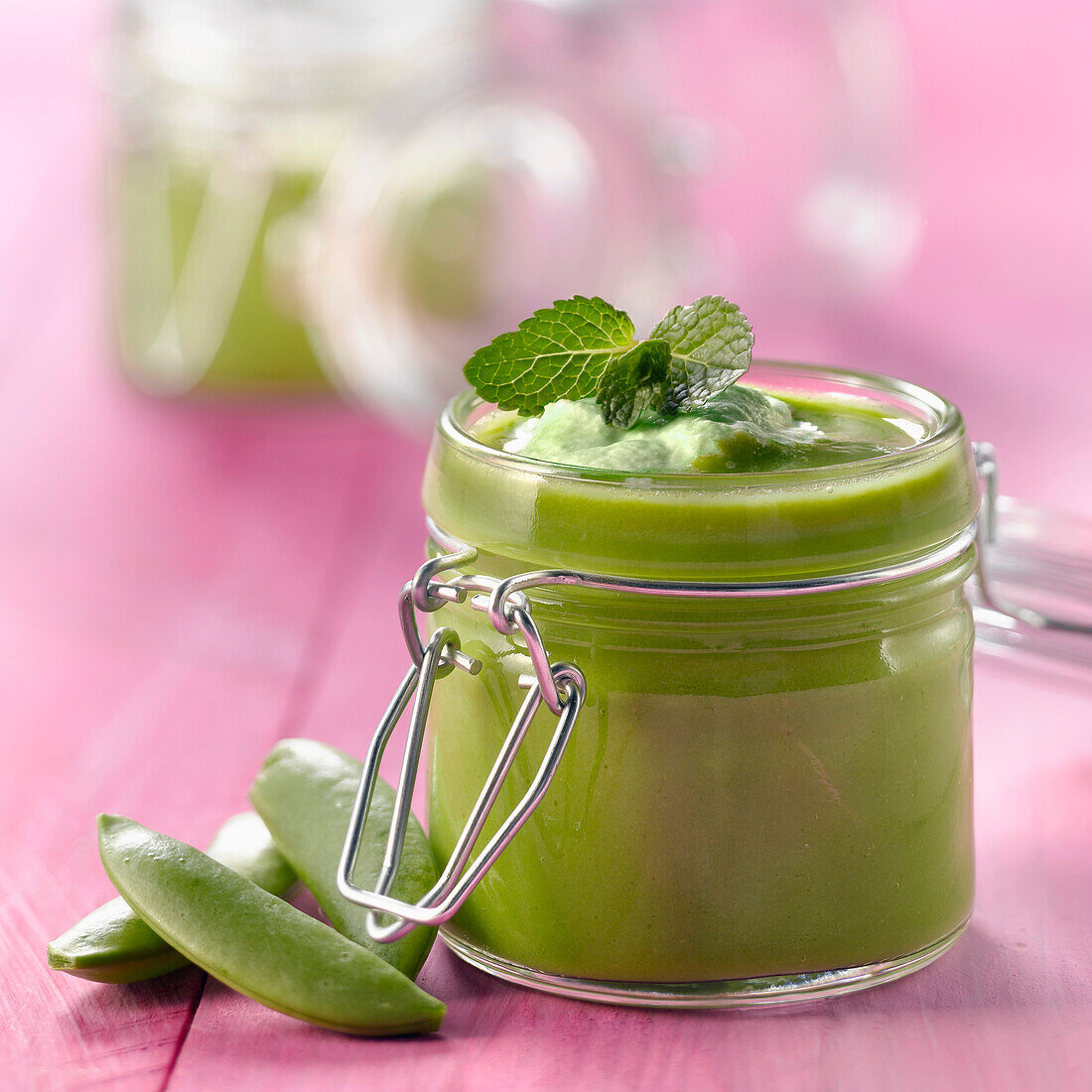 Schaumsuppe von Erbsen und Minze mit Wasabi-Sahne