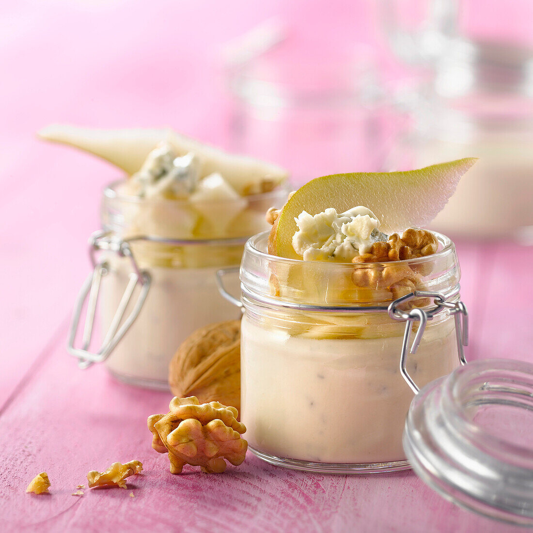 Gorgonzola Panna Cotta mit Birne und Walnüssen