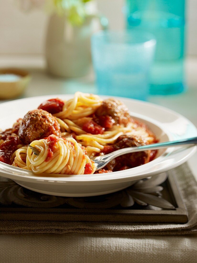 Spaghetti mit Rinderhackbällchen und Tomatensauce