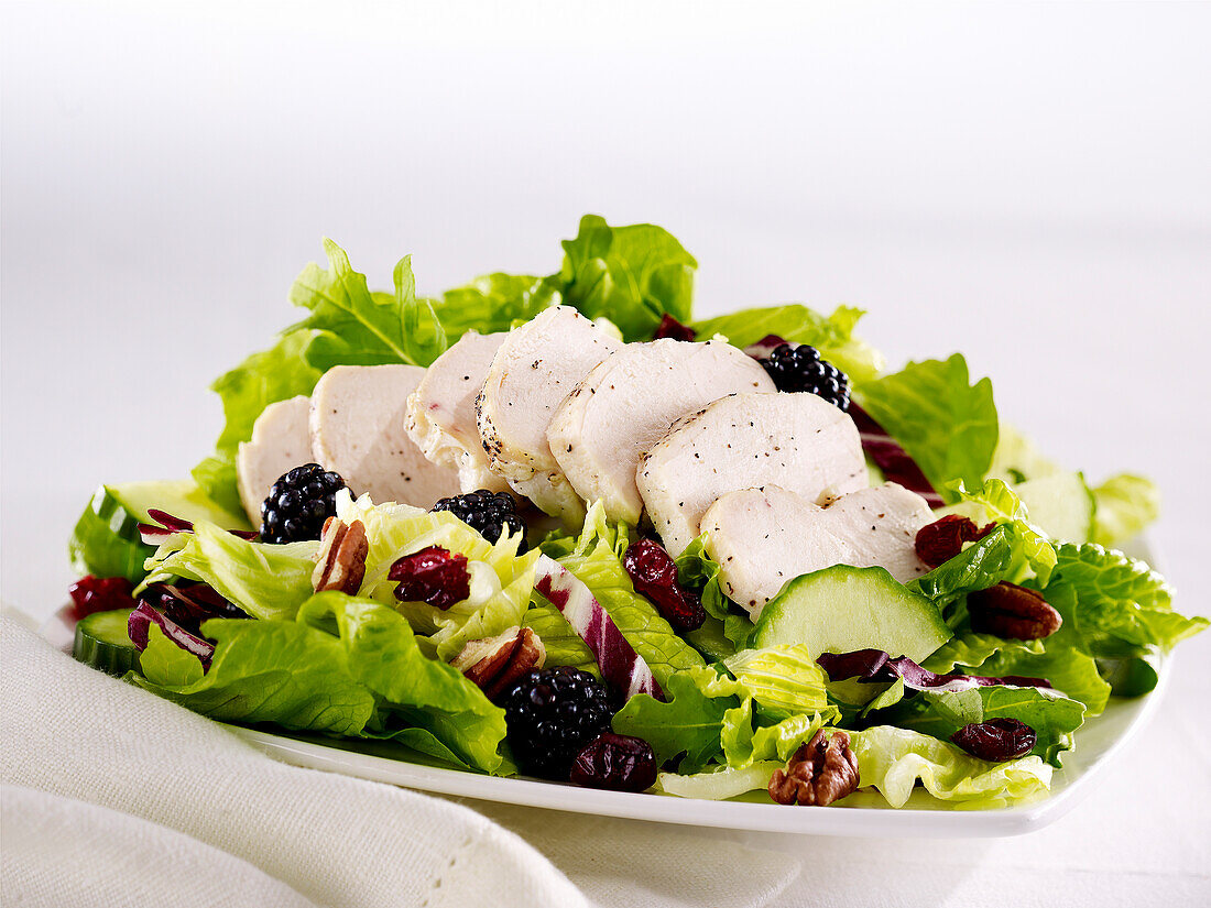 Salat mit Hähnchenbrust, Brombeeren und Paranüssen