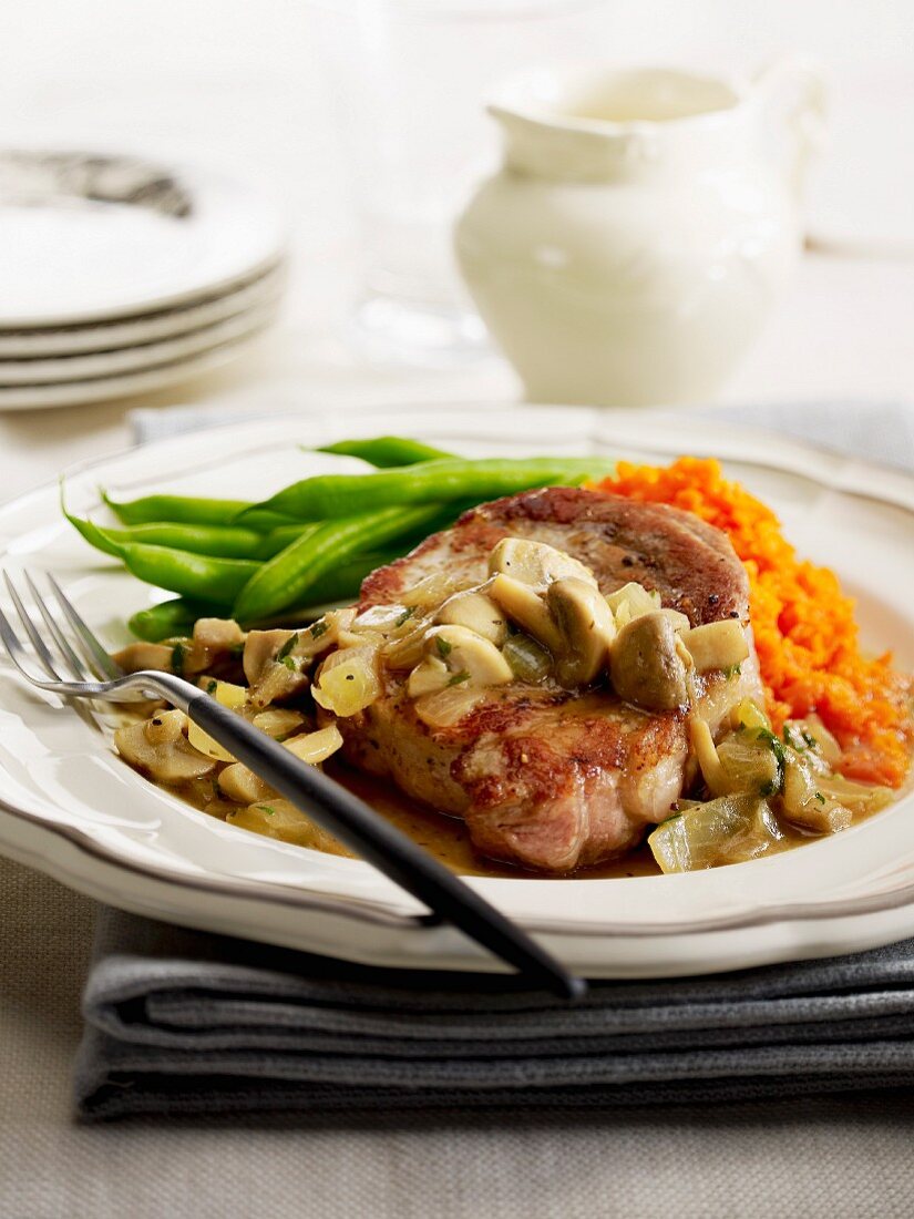 Pork chop with pureed carrots and mushrooms