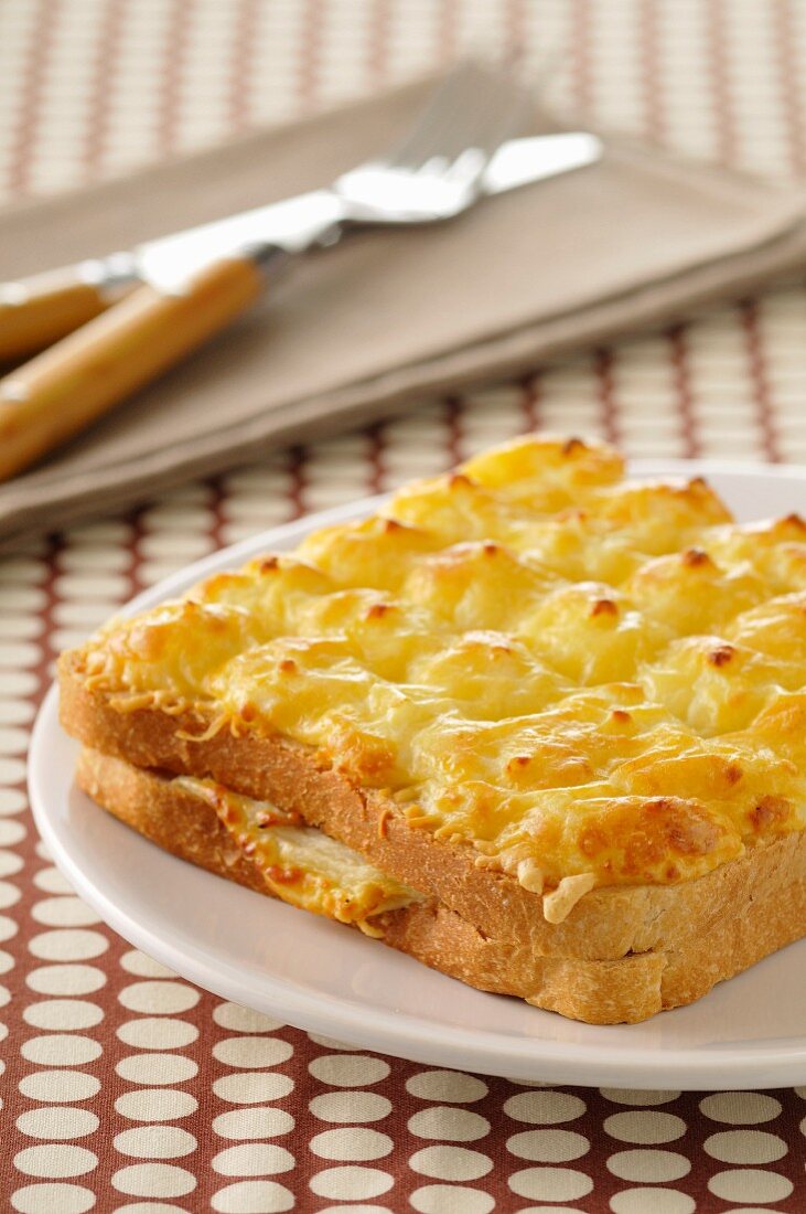 Gratinierter Käse-Schinken-Toast