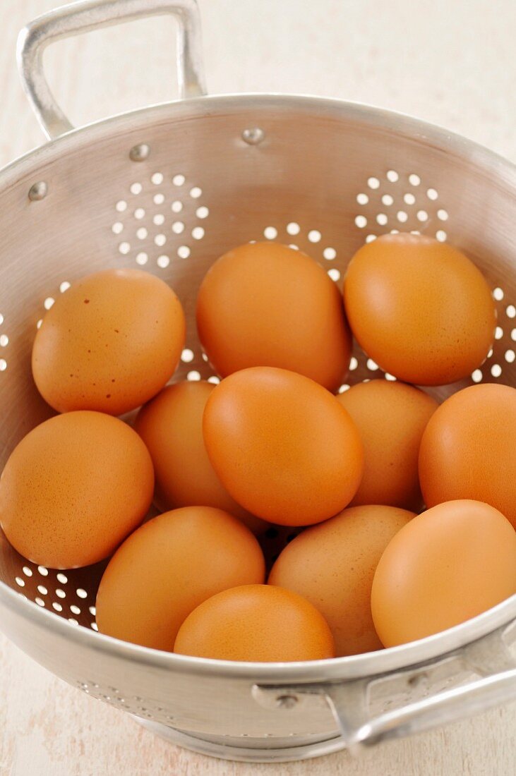 Frische Eier in einem Sieb