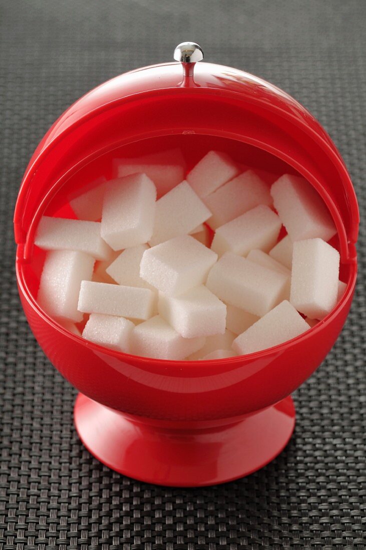 Zuckerdose mit Zuckerwürfeln