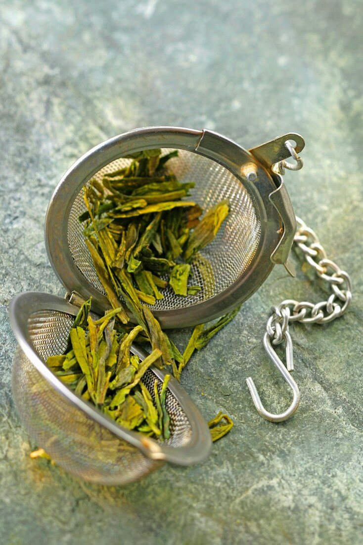 Grünteeblätter im Teeei