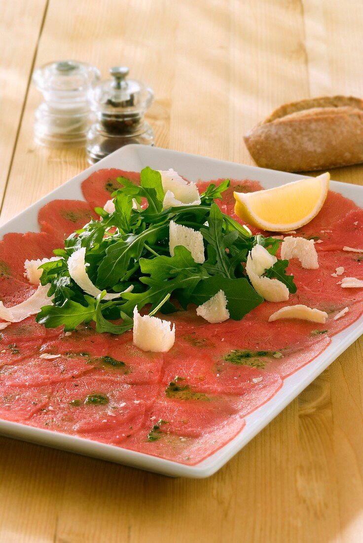 Carpaccio mit Rucola und Parmesan