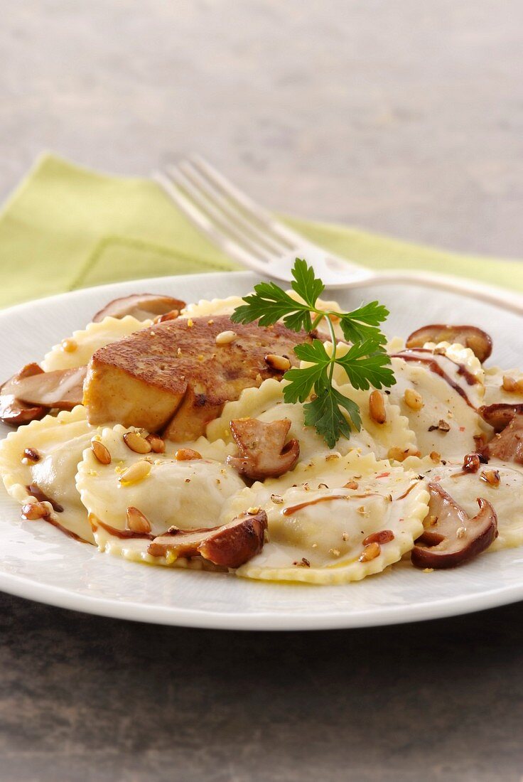 Ravioli mit Steinpilzen und gebratener Entenstopfleber