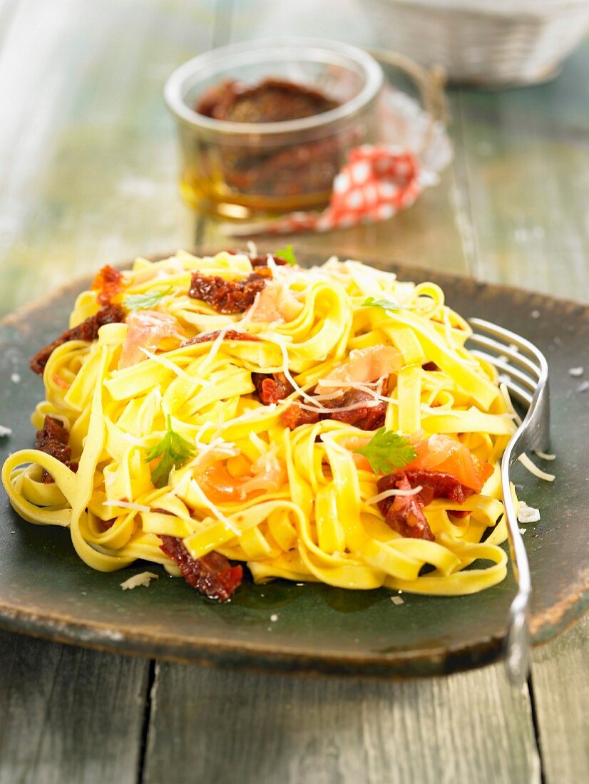 Tagliatelle mit eingelegten Tomaten