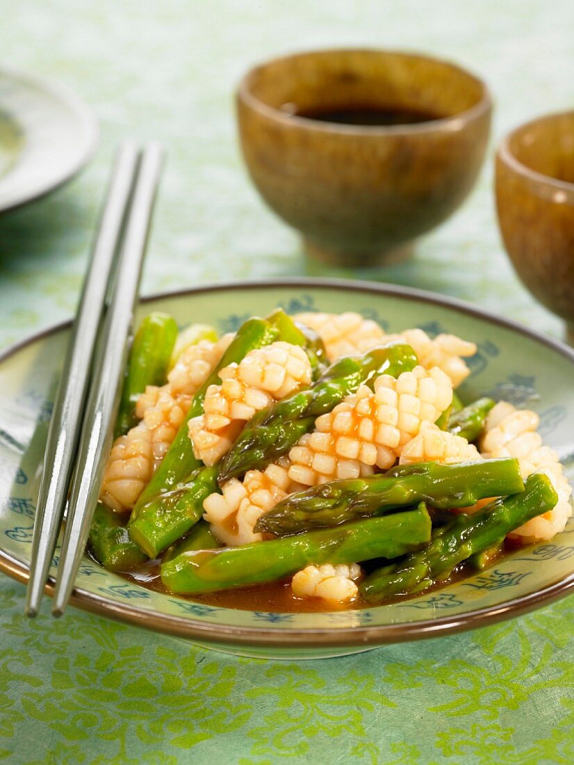 Calamaries with asparagus, ginger and rice wine sauce