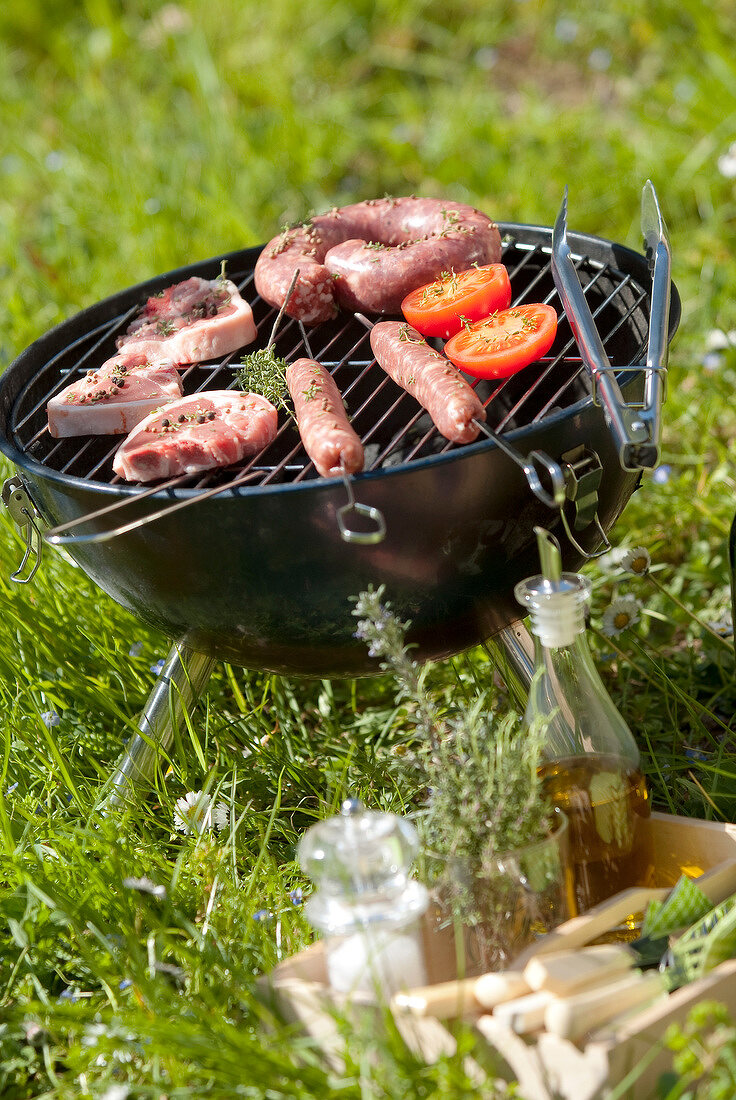 Kugelgrill mit Fleisch und Gemüse im Freien