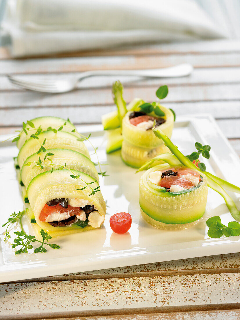 Zucchiniröllchen mit Tomaten, Käse und Oliven