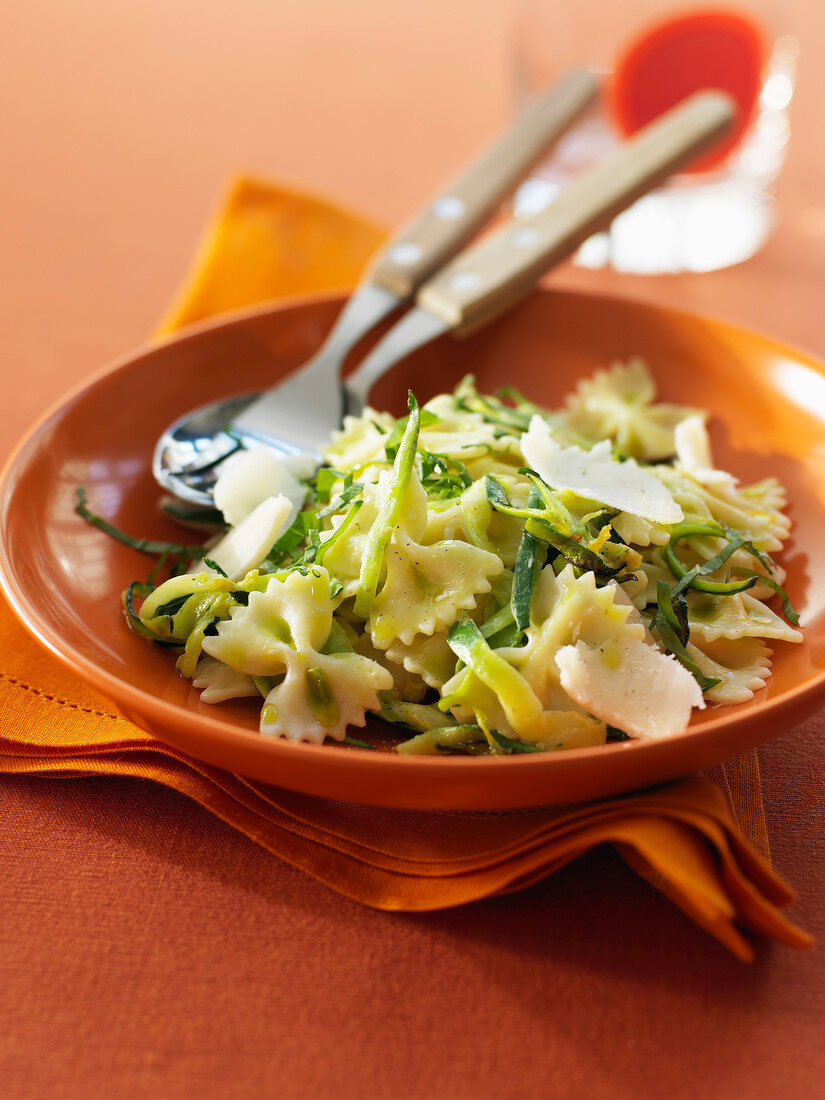 Farfalles with grated zucchinis