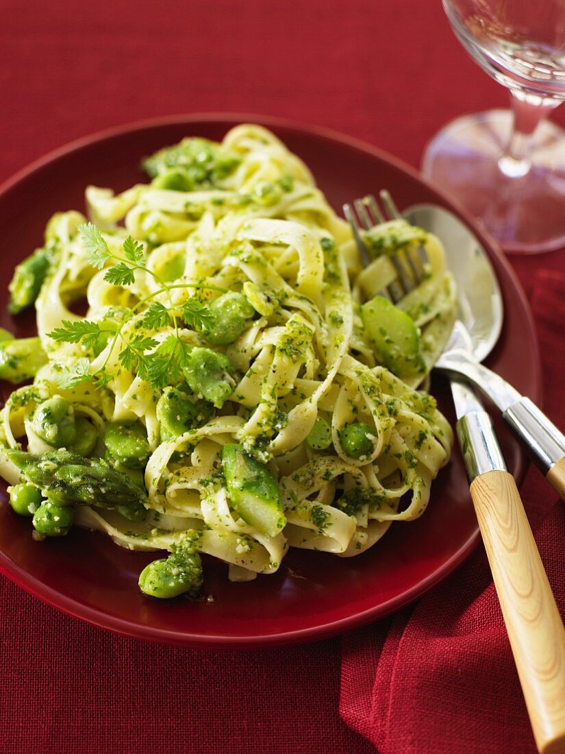 Tagliatelle mit jungen Erbsen, Ackerbohnen und grünem Spargel