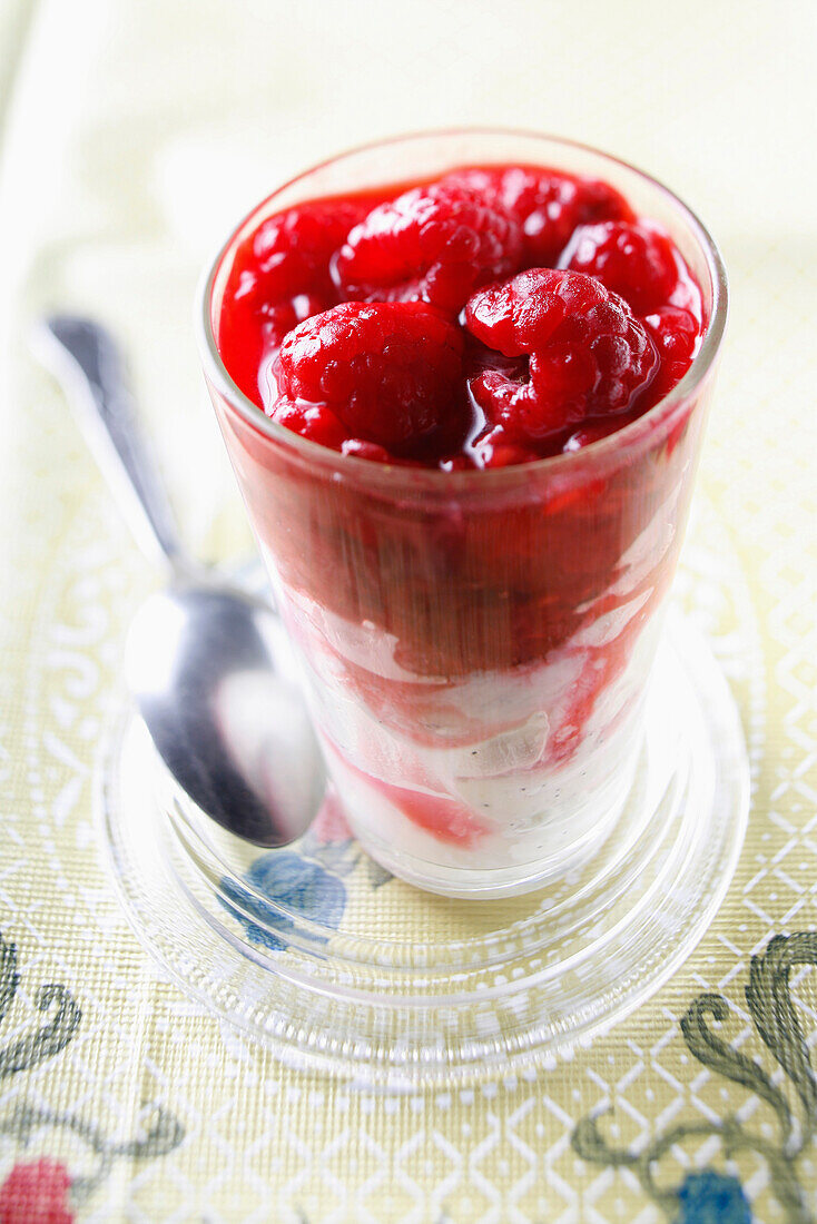 Mascarpone with stewed raspberries