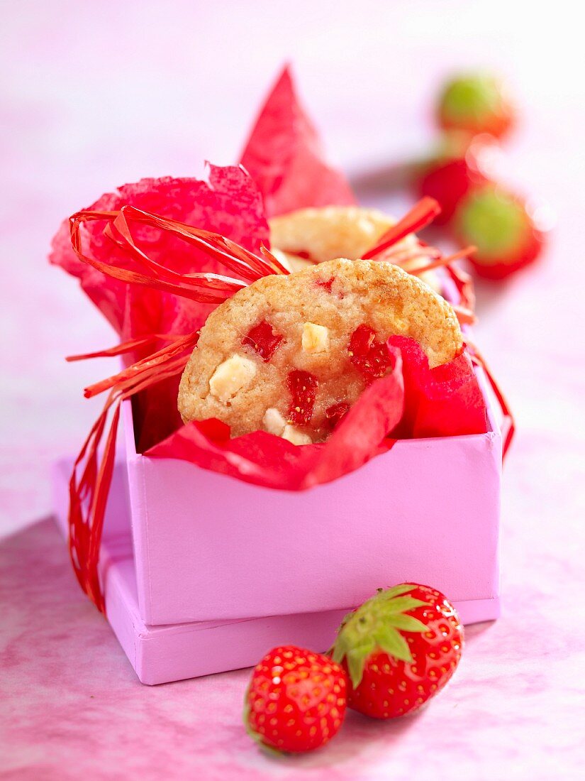 Cookies mit weisser Schokolade und Erdbeeren in einer Geschenkschachtel