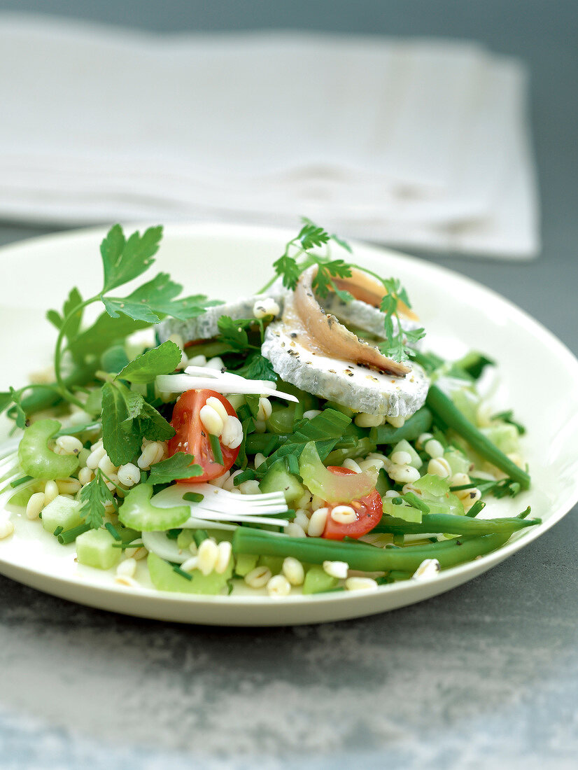 Gemüsesalat mit Weizen, Ziegenkäse und Kräutern