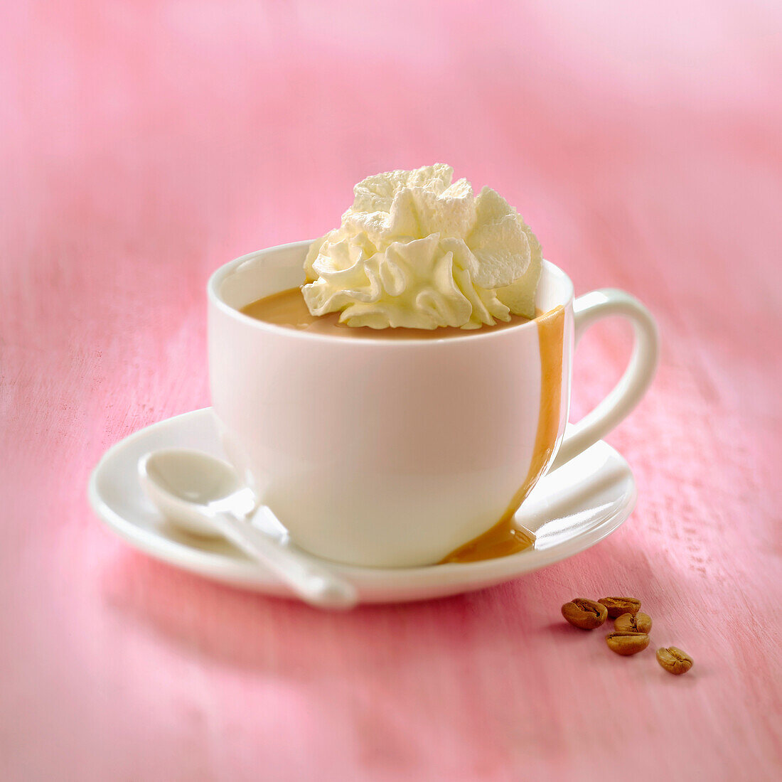 Kaffee-Eis mit Mascarpone-Sahne und Karamellsauce