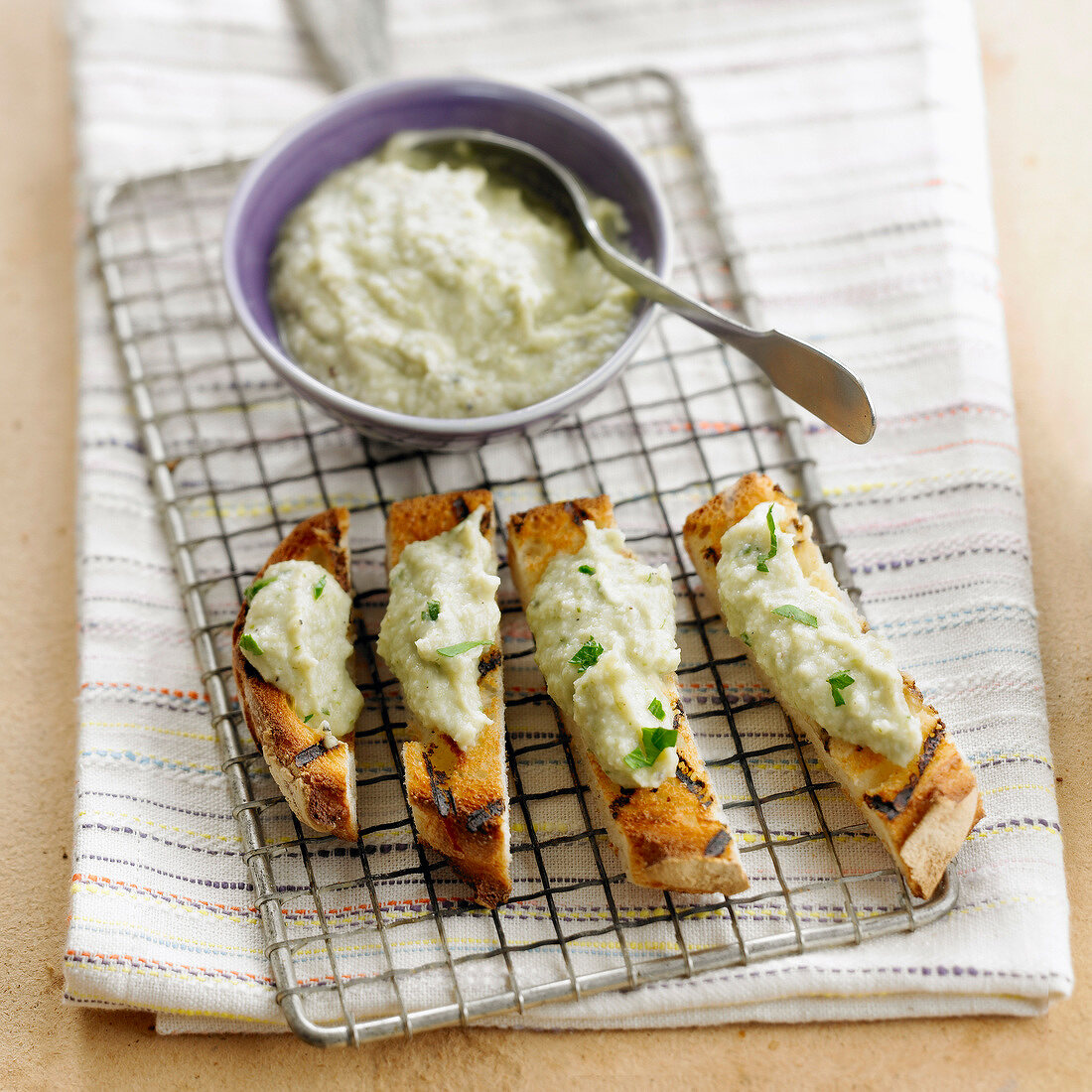 Crostini mit Artischockencreme und Petersilie