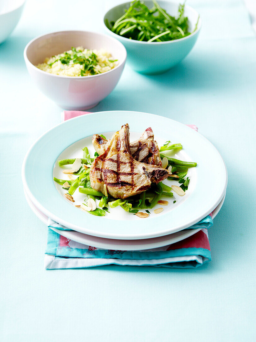 Gegrillte Lammkoteletts mit Mandeln, grünen Bohnen und Minze