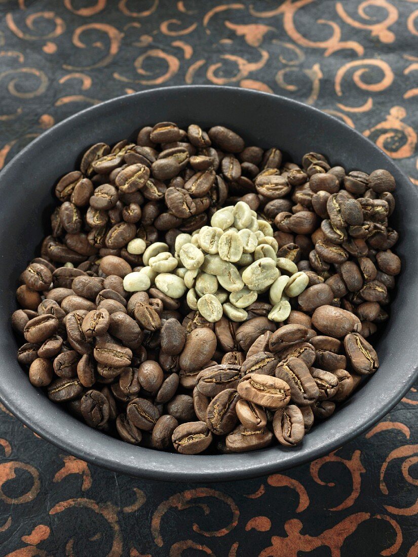 Braune und grüne Kaffeebohnen