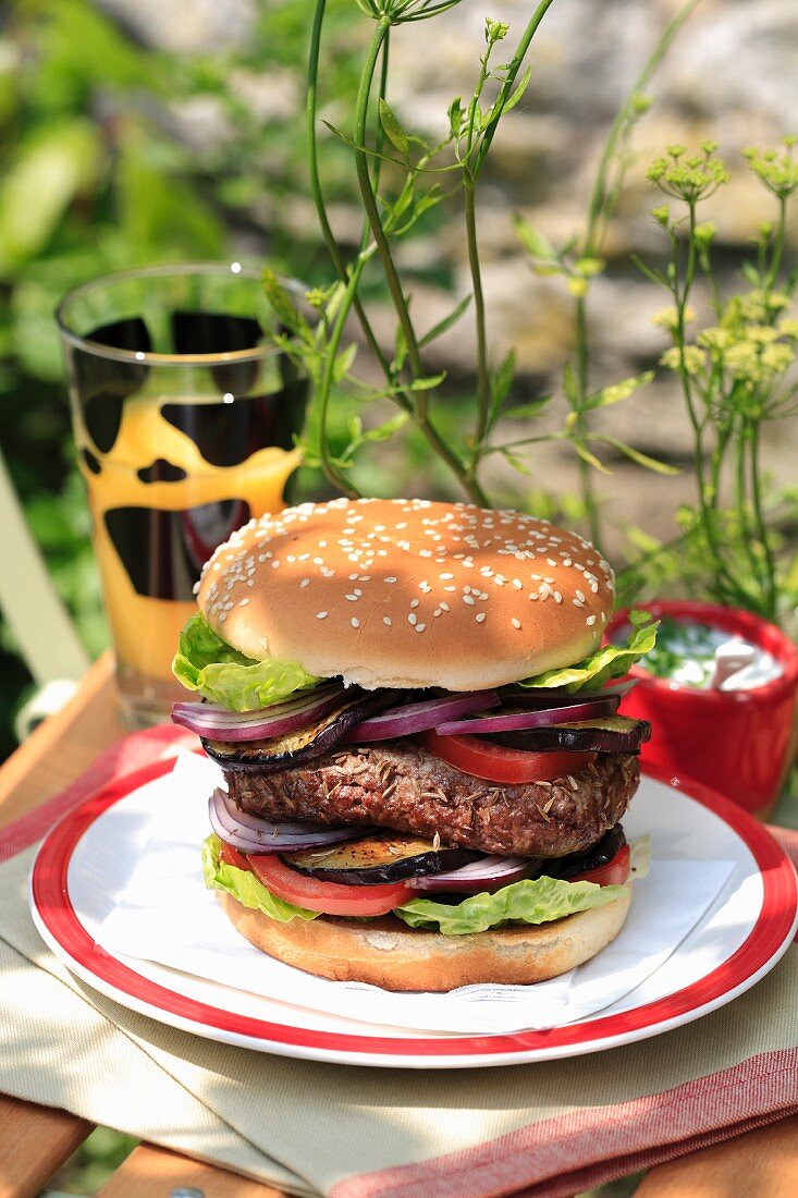 Hamburger mit roter Zwiebel, Tomate und Blattsalat