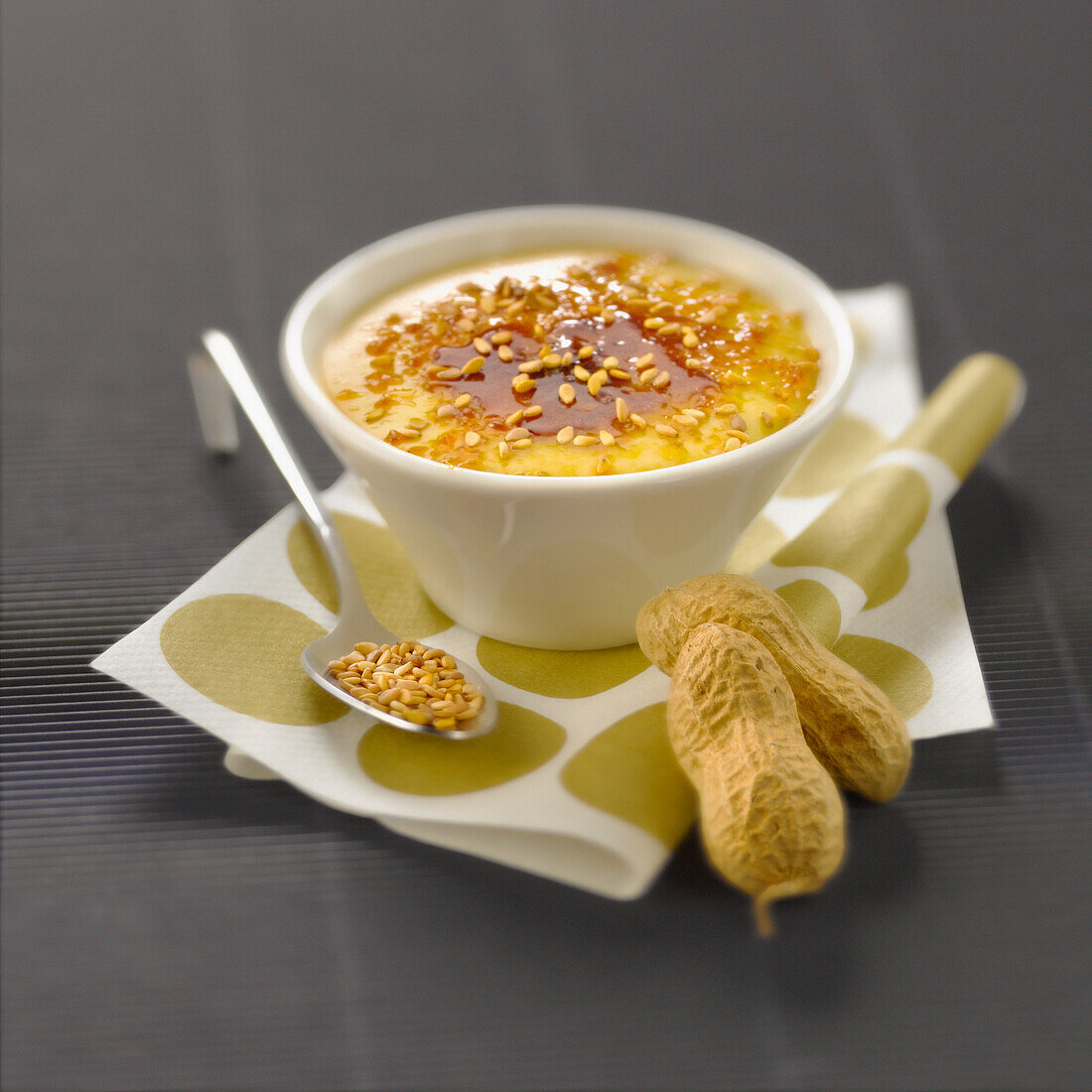 Crème Brulée mit Erdnusscreme und Sesam