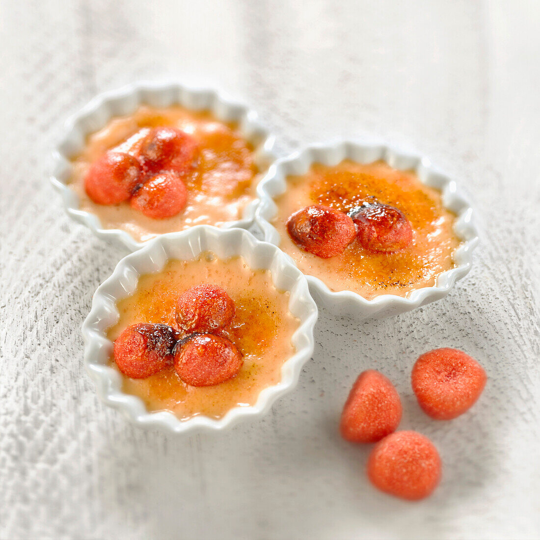 Crème Brulée mit Schaumzucker-Erdbeeren