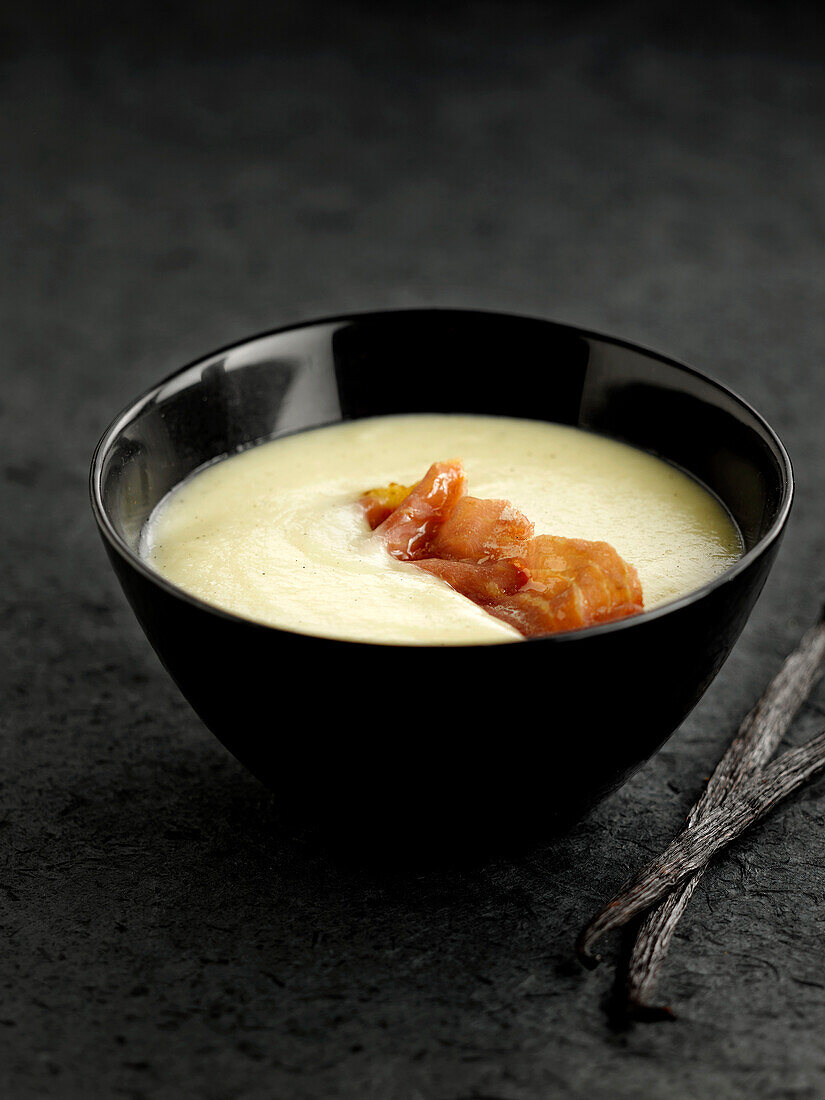 Spargelcremesuppe mit Serranoschinken und Bourbonvanille