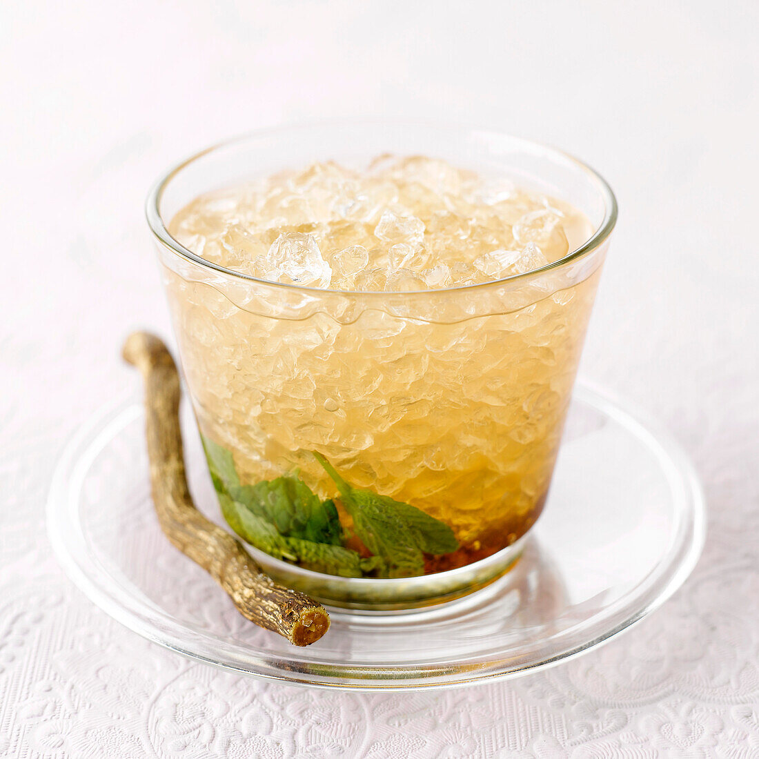 Iced tea with mint and apple