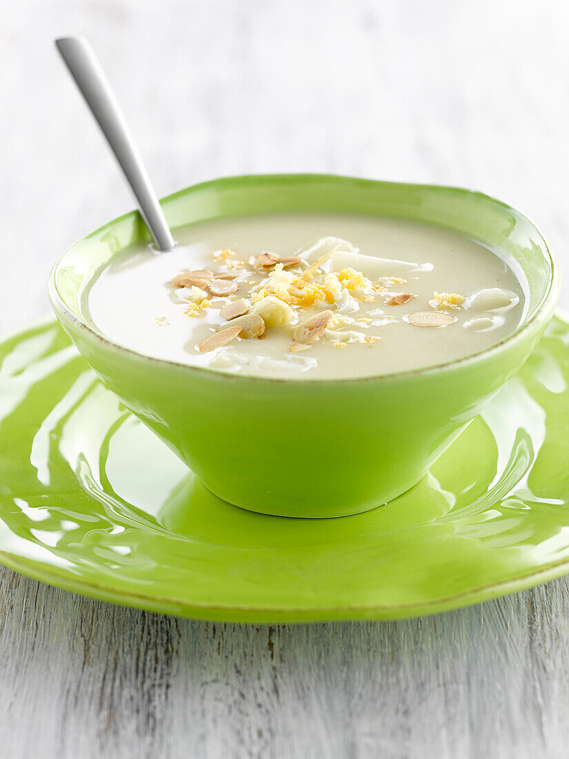 Spargelsuppe mit Mandeln und gekochten Eiern