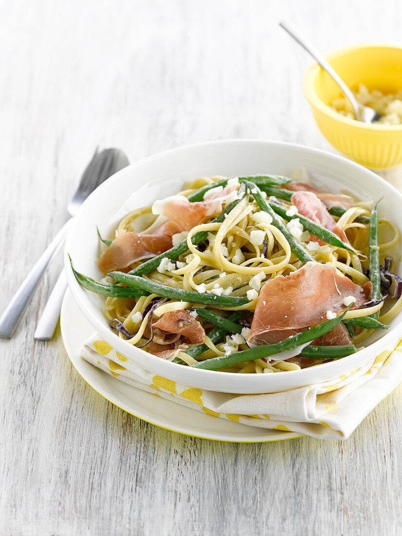 Linguini mit grünen Bohnen, Schinken und Pecorino