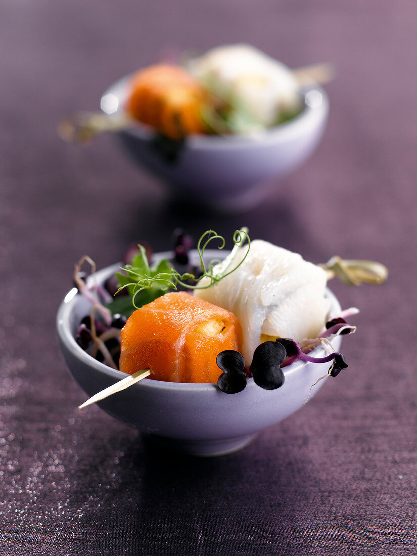 Sprossensalat mit Heilbutt-Lachs-Spiesschen als Vorspeise