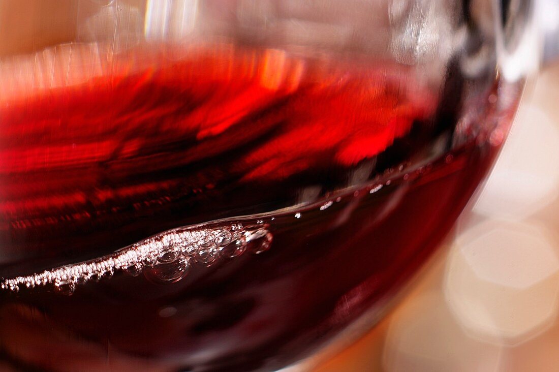 Rotwein im Glas (Nahaufnahme)