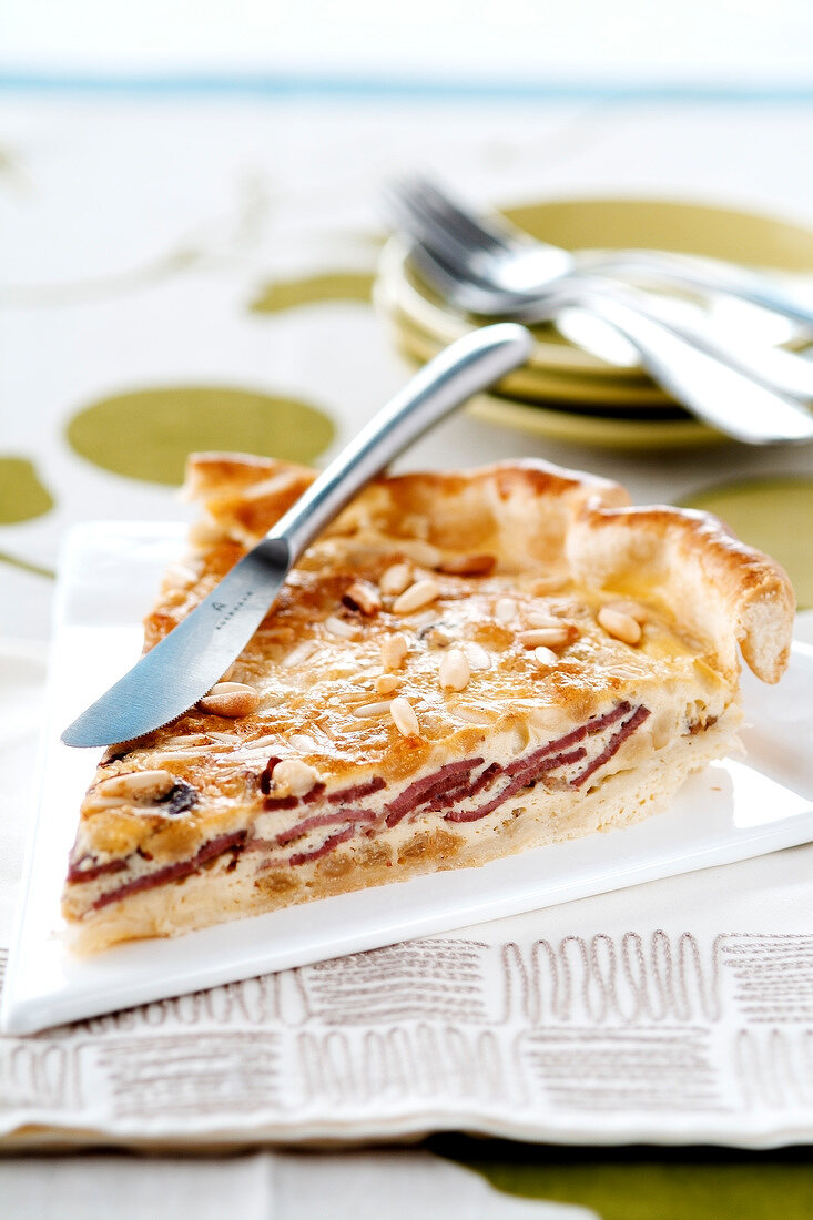 Quiche mit Entenbrust, Rosinen und Pinienkernen