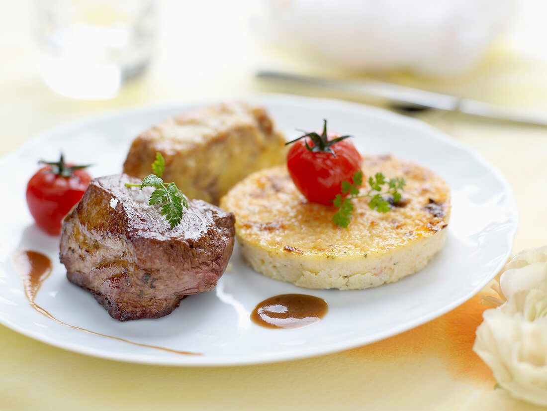 Zwei Sorten Fleisch mit Parmesan-Polenta