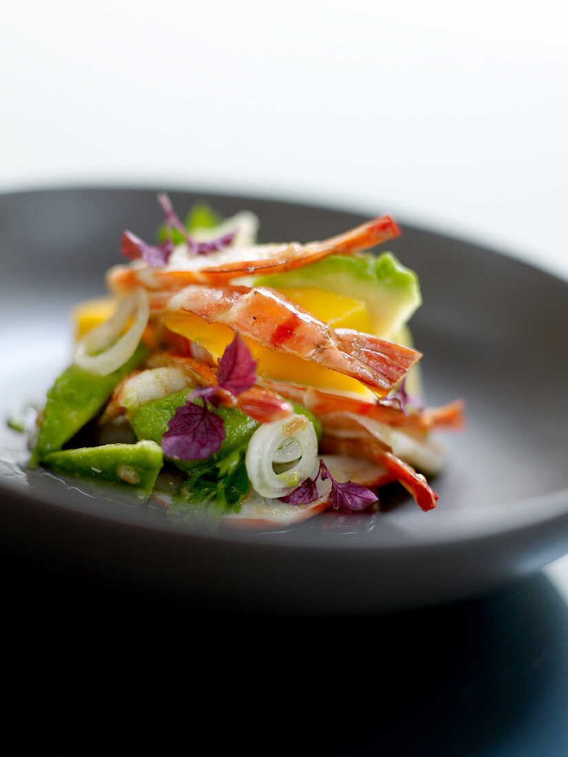 Salat mit Gambas, Mango und Avocado